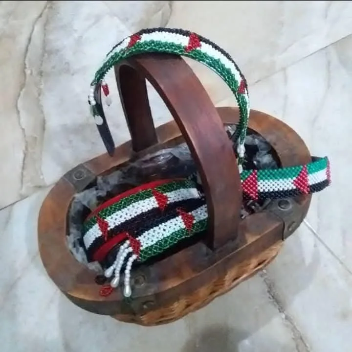 Accesorios tejidos con cuentas dentro de una cesta de madera