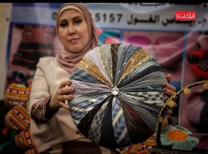 Cojín circular confeccionado con retazos textiles estampados