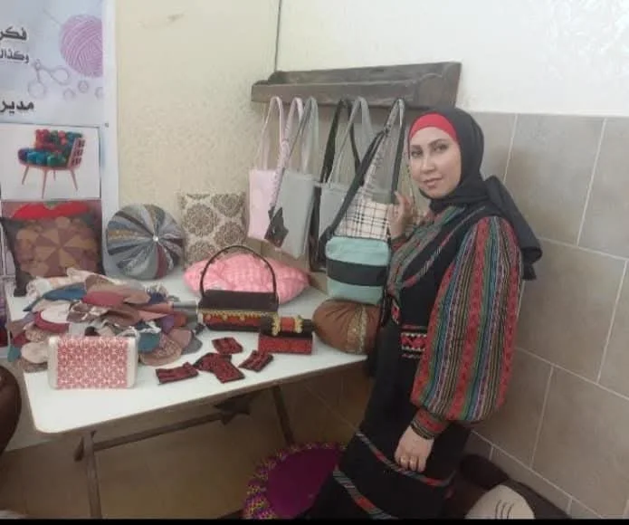 Artesana junto a bolsos, cojines y accesorios reutilizados