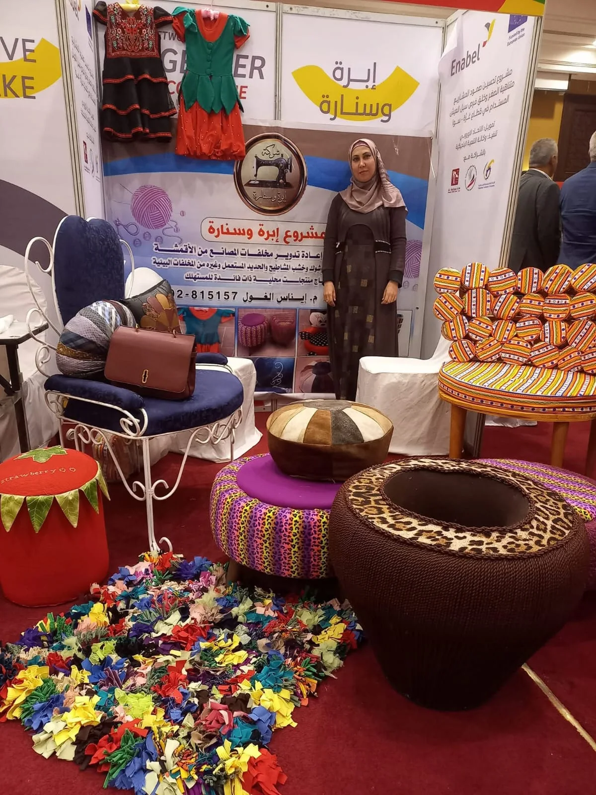 Exhibición de muebles y accesorios creados con textiles recuperados