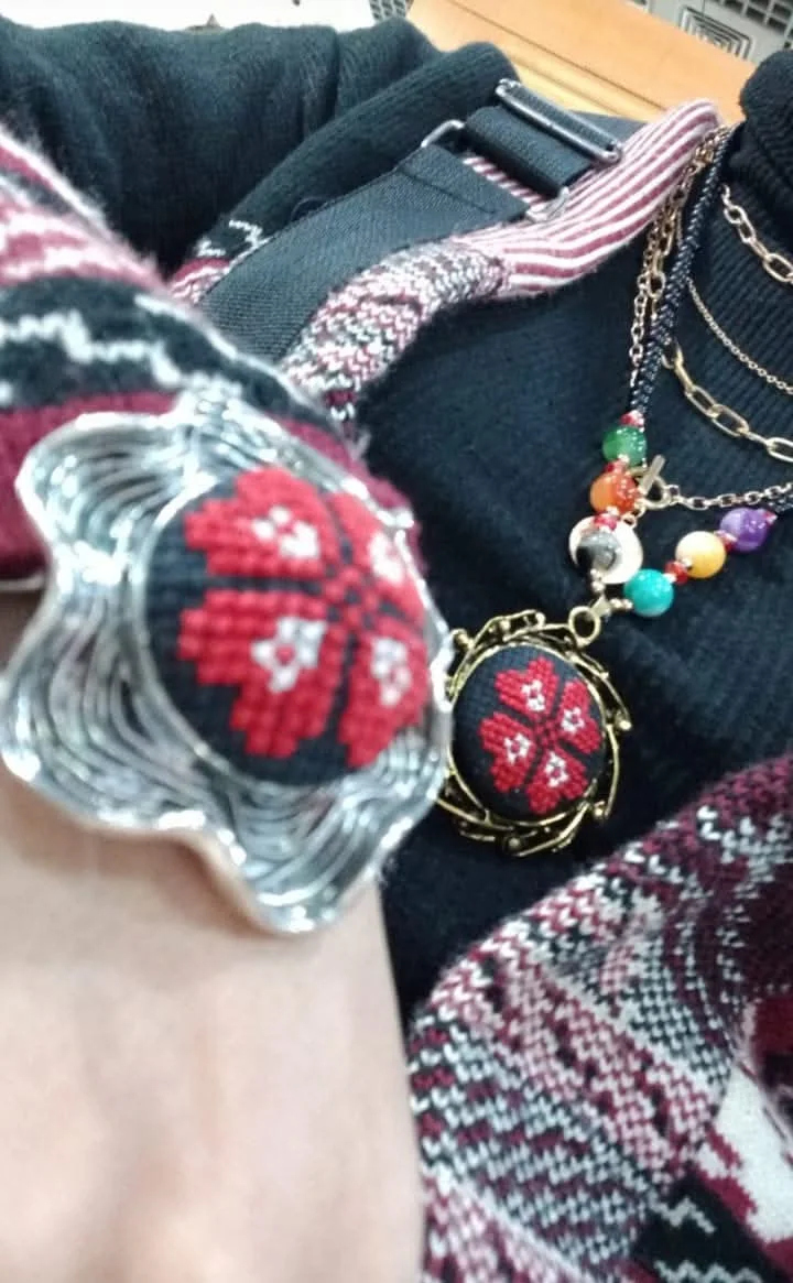 Anillo y colgante con bordado tradicional