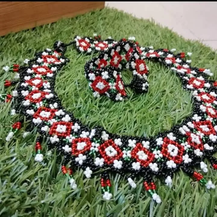 Conjunto de joyería artesanal de cuentas rojas, verdes, blancas y negras