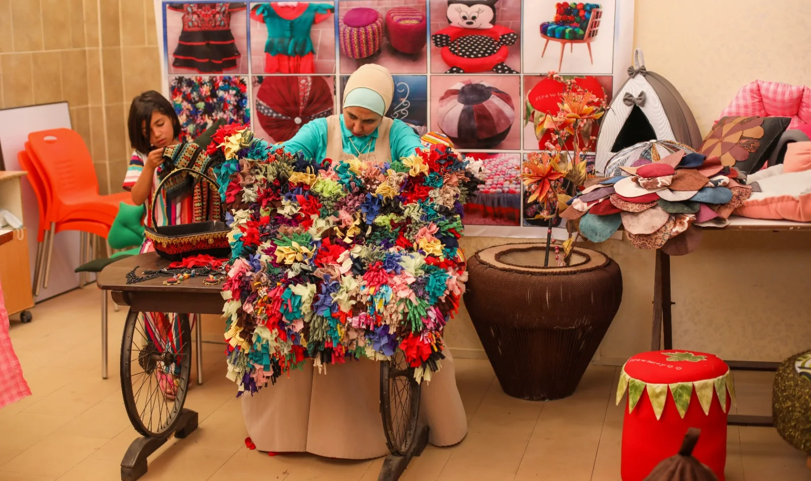 Enas presenta una pieza de mobiliario elaborada con numerosos retazos textiles