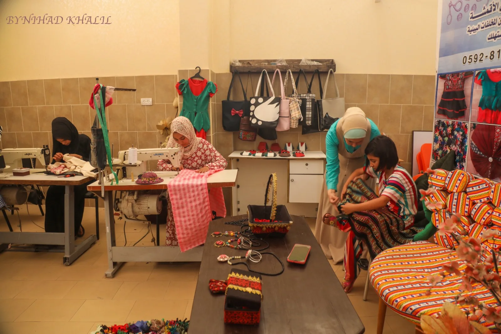 Taller comunitario donde varias mujeres confeccionan productos y comparten conocimientos
