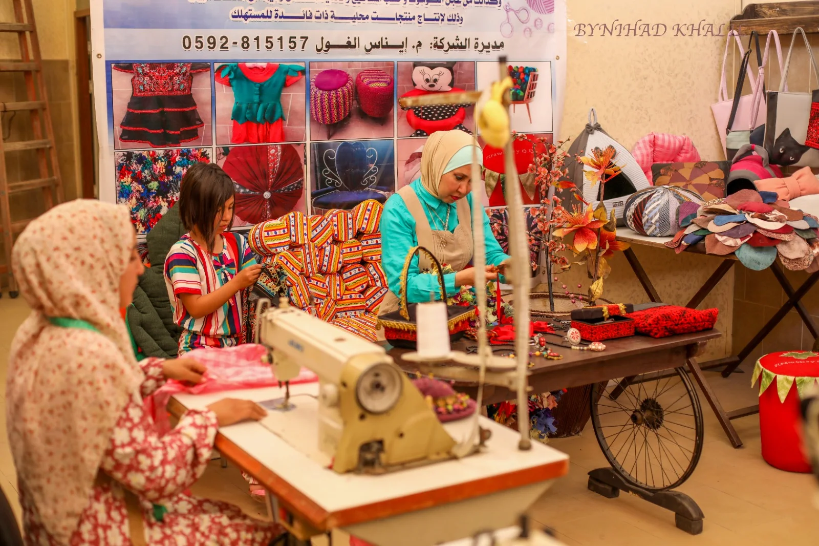 Mujeres elaboran accesorios y objetos textiles en el taller comunitario