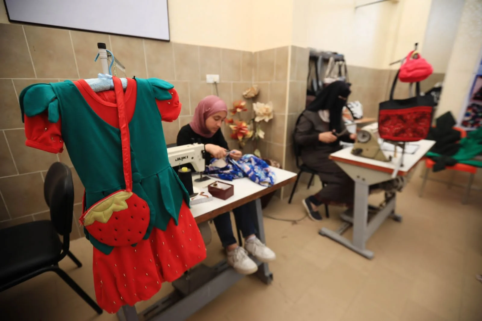 Vestido y bolso confeccionados en el taller a partir de textiles reutilizados