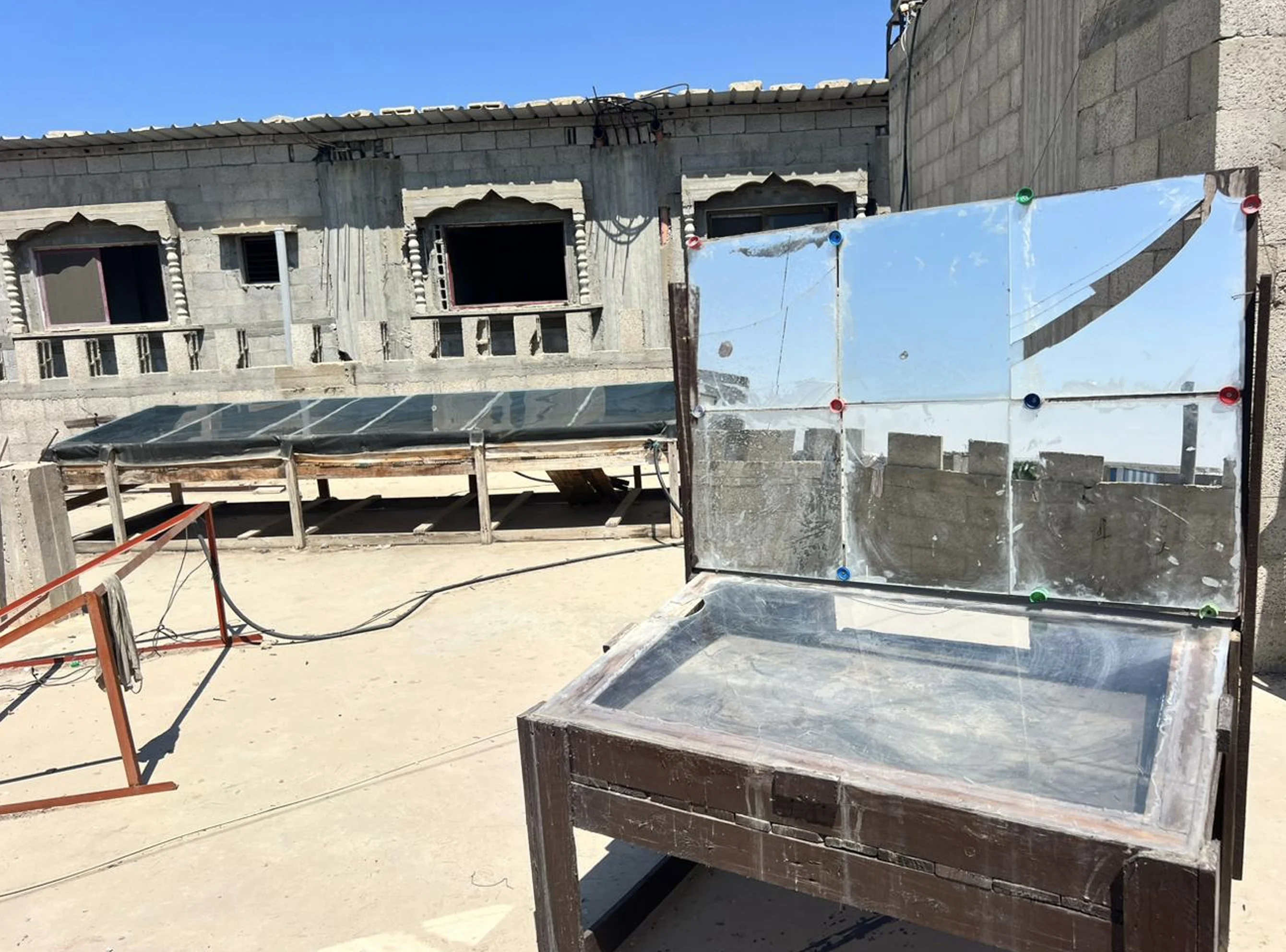 Cocina solar abierta con paneles reflectantes en una azotea