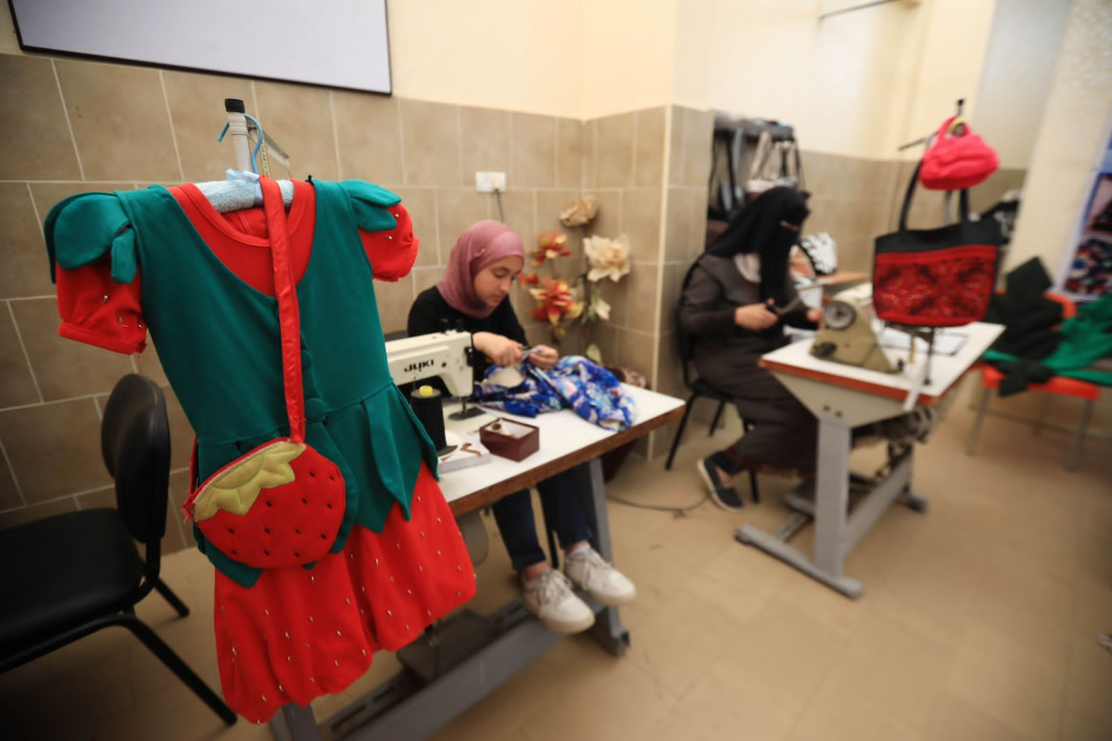 Confección de prendas en el taller comunitario